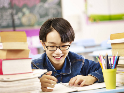 快乐亚洲小学学生课堂中的学习图片