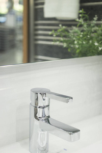 家居楼宇改善工程新水槽镀铬水龙头设计方案的浴室展示