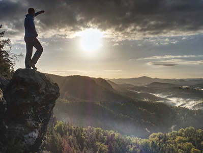克里米亚日出山岩石里的人在秋山攀登远足剪影.