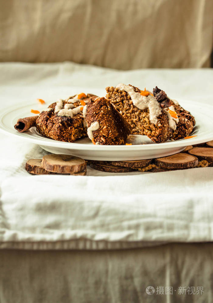 传统美味的英国糕点和沙漠-烤饼核桃, 橘子和糖霜, 在一个舒适的白色