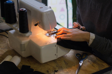 女裁缝车间, 在工作室与服装的定制工作过程照片