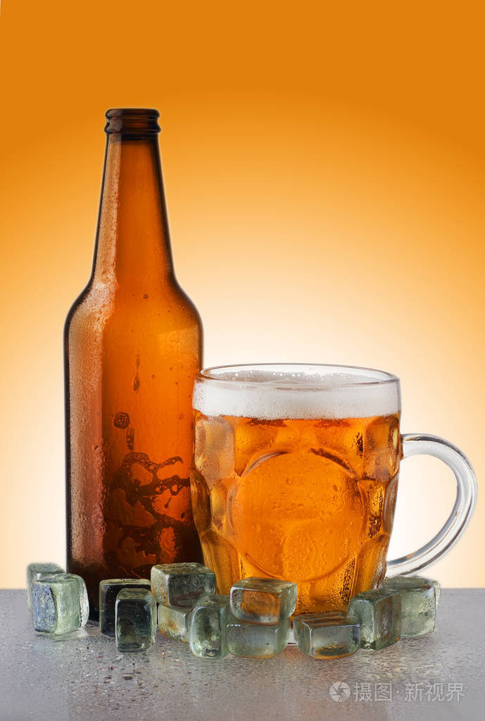 一瓶带杯子的啤酒