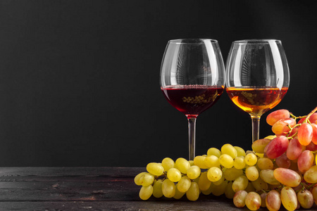葡萄酒和葡萄在桌子上