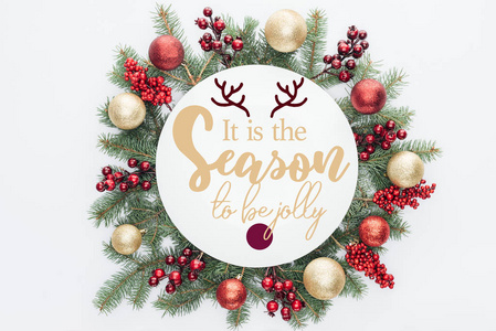 松树花环的最高视野与圣诞节装饰与 这是快乐的季节 灵感在中间查出在白色