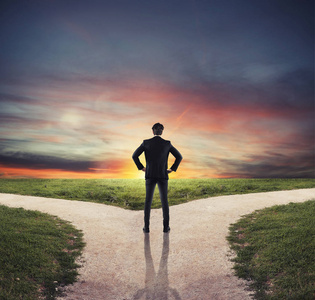 在十字路口的商人的选择.决策概念照片