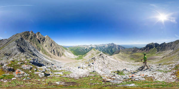 球面全景 360 到 180 名男子站在山上的顶上