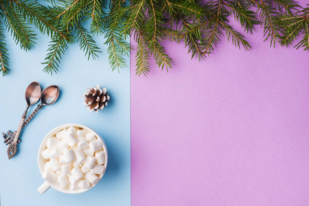 装饰圣诞节的概念。食物桔子坚果香料松果圣诞树在蓝色柔和的背景与拷贝空间