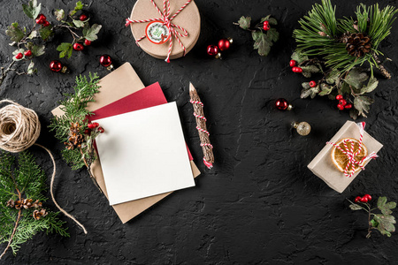 圣诞老人的圣诞信在黑暗的背景与铅笔, 冷杉树枝, 松果。圣诞节和新年快乐卡。平面布局, 顶部视图