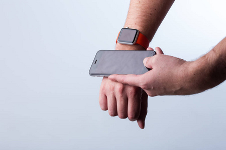 智能手表和手臂上的智能手机
