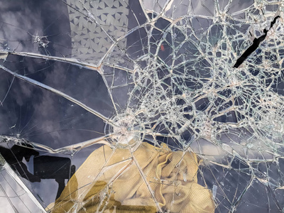 汽车挡风玻璃被破坏者砸碎的石头照片