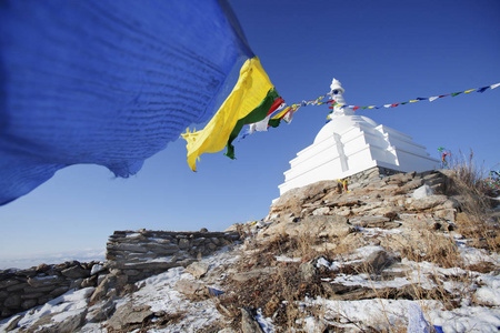 佛教佛塔与五颜六色的彩旗。Ogoi 岛。贝加尔湖具有里程碑意义