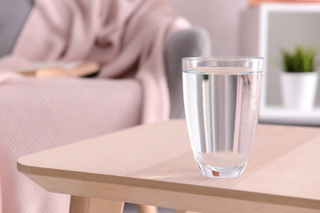 室内木桌上的一杯淡水
