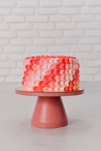红色粉红色蛋糕在白色背景, 生日假日, 粉碎蛋糕女孩