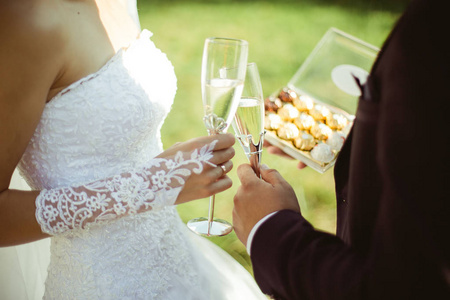 新婚夫妇用香槟和糖果