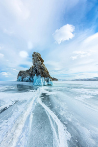 透明的冰上贝加尔湖 Ogoy 岛附近。西伯利亚，俄罗斯