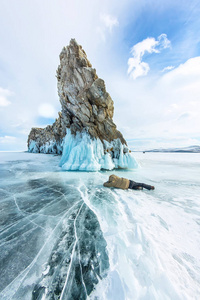 透明的冰上贝加尔湖 Ogoy 岛附近。西伯利亚，俄罗斯