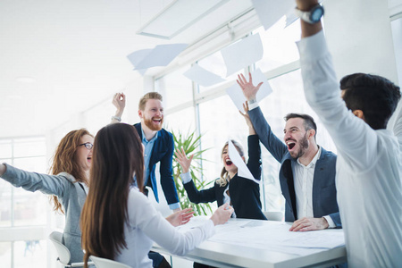 在办公室工作的业务同事照片