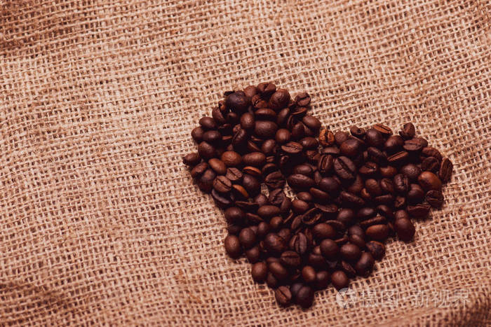 咖啡馆设计, 酒吧和咖啡馆的图片.特写咖啡颗粒在麻布和棕色背景