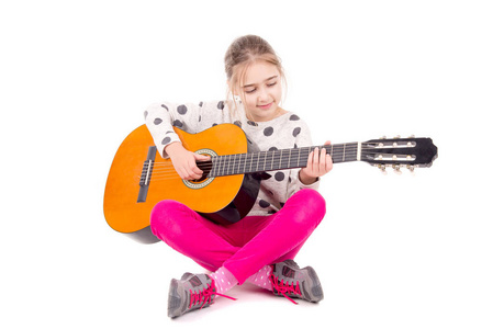 吉他的小女孩