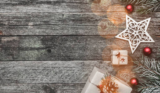 木质背景。圣诞题词, 文字空间, 冷杉分支和礼物。顶部视图。元素, 球和冬季礼物。灯光效果