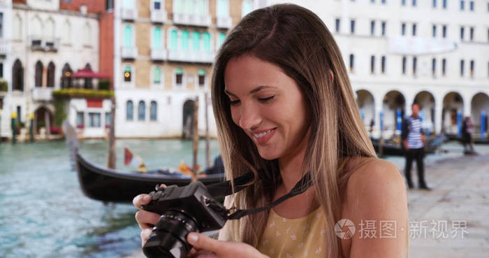 在意大利威尼斯用相机拍摄 2 0多岁的黑发千年照