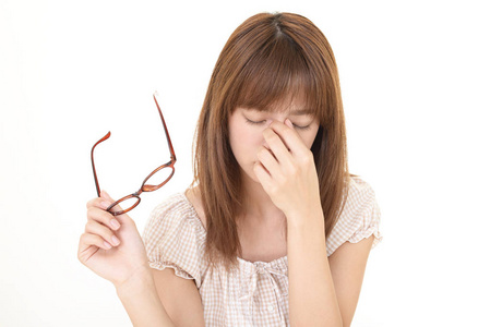 疲惫的少女揉眼睛感觉眼睛疲劳脱眼镜心红色的眼睛关-在上面,疲劳