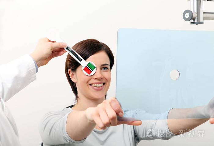 验光师配镜师医生检查女病人视力我