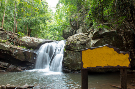 泰国黎府富水岛瀑布的山上流淌的瀑布