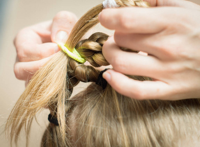 母亲辫子手妈妈编织辫子照片