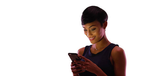 华丽的黑色女性在手机上发短信在白色背景与模仿空间