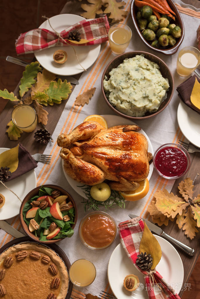感恩节火鸡晚餐与各方.