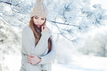 美丽的冬天的雪域风光的年轻女子的画像