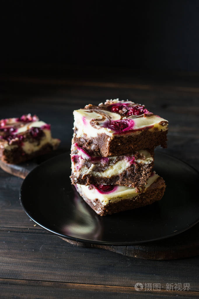 一块巧克力蛋糕.冬季甜点.传统的美国料理.仍然生活的食物.