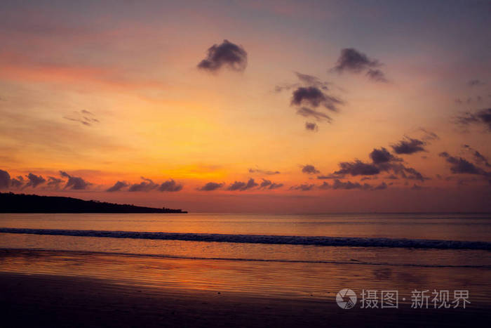 印度尼西亚巴厘岛金巴兰海滩上的日落
