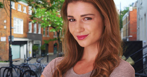 有吸引力的白人女性站在安静的邻里在温莎英国照片