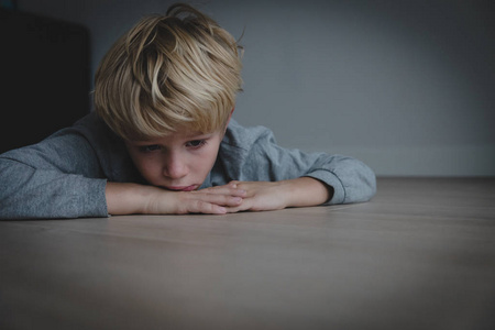 悲伤的紧张疲惫的孩子在家照片