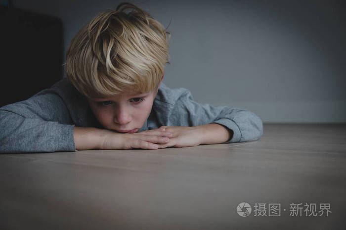 悲伤的紧张疲惫的孩子在家