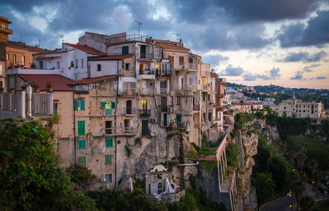 tropea 镇五颜六色的建筑在高大岩石之上和 chiesa della sanita o dei cappuccini 背景在