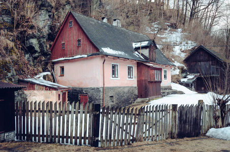 石头村庄房子与木栅栏在冬天, 老房子与岩石在自然