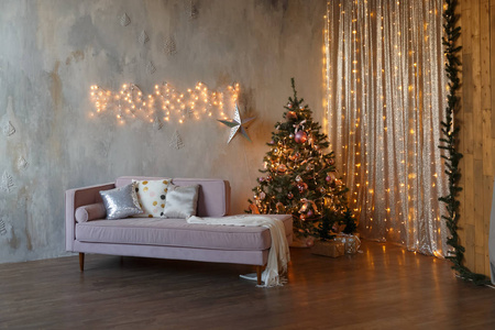 黑暗的阁楼客厅装饰圣诞节与树和灯