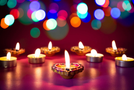 快乐排灯节黏土 Diya 灯点燃在 Dipavali 期间, 印度教节日灯庆祝