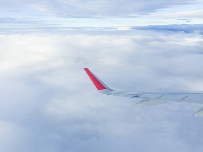 天海翼最新图解飞机飞行在天空中的云层之上的翼照片