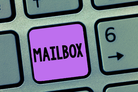 显示邮箱的概念手写文字。商业照片展示盒安装在邮局发送电子邮件的计算机文件