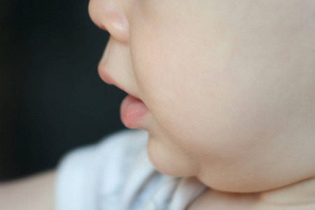 婴儿的嘴和鼻子在轮廓侧视图关闭