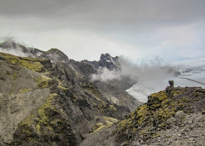 在阴天斯卡夫塔菲尔斯冰川的史诗般的风景 冰川舌头与冰雪滑落在斯卡夫塔菲尔的山谷, 瓦特纳冰川国家公园, 冰岛南部, 欧洲