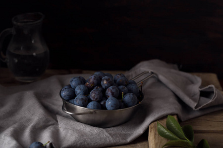 白色碗上的蓝色黑刺或树莓