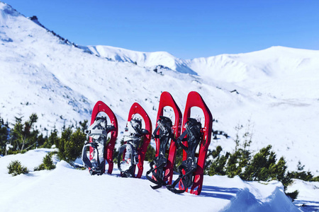 在山中徒步旅行背包与雪的冬天，