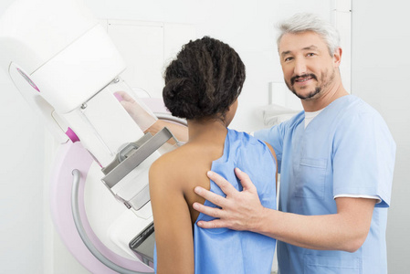 医生协助病人接受乳房测试的肖像
