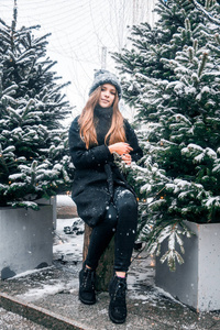 美丽的俄罗斯女孩在云天在冬天风格的衣服, 走在特维尔卡亚广场在圣诞节时间