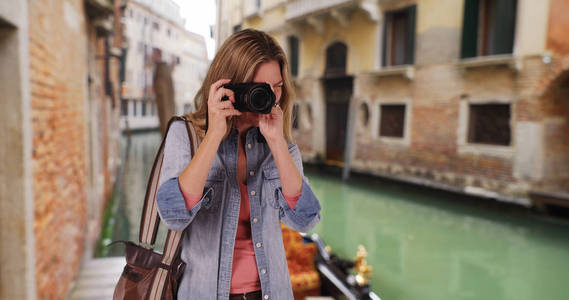 威尼斯旅游摄影师在外面拍照微笑